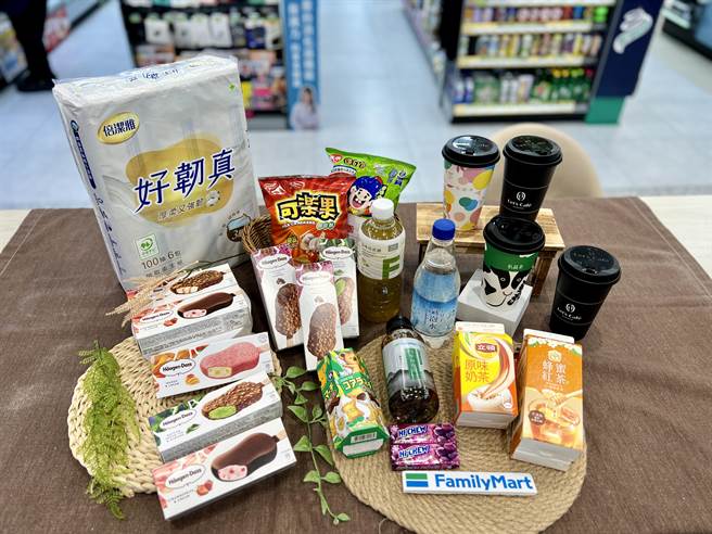 全家於線上及線下推多重好康，包含Let’s Café與Fami!ce全家霜淇淋買一送一、百大夯品第二件4折。（全家提供）