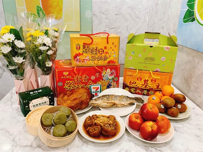 7-11預購即日起至4月5日規劃「春賞祭祖」專區，祭祖常見「大嬸婆三牲組」、「祭祀水果組」等供品為民眾準備好。（7-11提供）