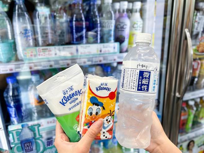 迎清明連假，萊爾富掃墓祭祖補給品包含多款濕紙巾、面紙、礦泉水等，最低下殺4.9折起。（萊爾富提供）