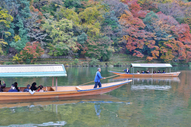 日本京都府龜岡市的「保津川遊船」，今天發生一艘搭載20多人的船隻翻覆意外。（示意圖／shutterstock）