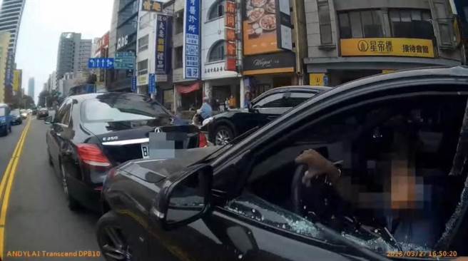 黃姓男子因遲遲不下車，警方破窗逮人。（翻攝照片／崔正綱高雄傳真）