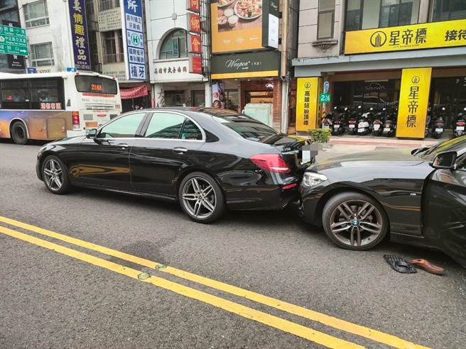 黃姓男子開著BMW碰撞到前方賓士轎車。（翻攝照片／崔正綱高雄傳真）