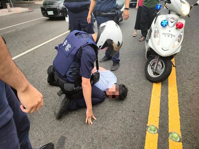黃姓男子因遲遲不下車，警方破窗逮人，並將他壓制在地。（翻攝照片／崔正綱高雄傳真）