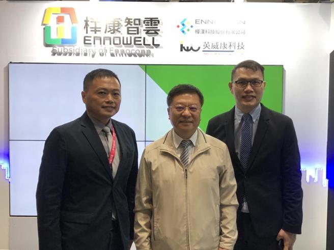 桦汉旗下桦康智云规划挂牌上市，桦汉董事长朱復铨(中)、桦康智云董事长林建志(左)及总经理林建全。（图／陈昱光）