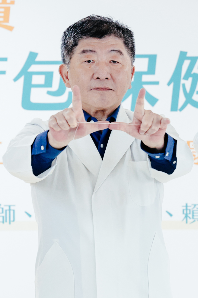 前卫福部长陈时中(见图)参选台北市长失利后，接任小英之友荣誉总会长，28日与牙医师合体推广洁牙知识，被问及是否有復出政坛、参选等规划，陈回应时强调，自己没有真的离开过政坛。（郭吉铨摄）