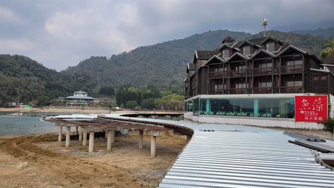 伊达邵水上自行车道基桩、钢梁已完成，因日月潭水位骤降，无法依原计画用船载运材料、机具，导致工程严重延宕。（日月潭风管处提供／杨静茹南投传真）