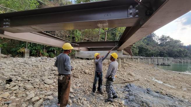 日月潭水位大幅下降，伊达邵水上自行车道基桩、钢梁顺利完工，但路面铺设进度严重落后。（日月潭风管处提供／杨静茹南投传真）
