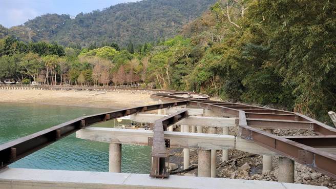 日月潭水位大幅下降，无法依原计画用船载运材料、机具，铺设步道路面。（日月潭风管处提供／杨静茹南投传真）