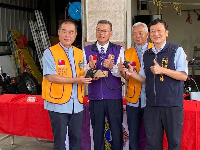 无线电外接麦克风为救灾现场指挥联络重要工具，可使消防人员更易按压发话，有效提升火场通讯效率。（台中市消防局提供）