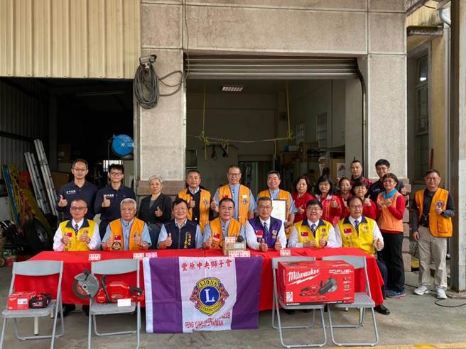 消防局感谢丰原中央狮子会慷慨解囊捐赠抢救器材。（台中市消防局提供）