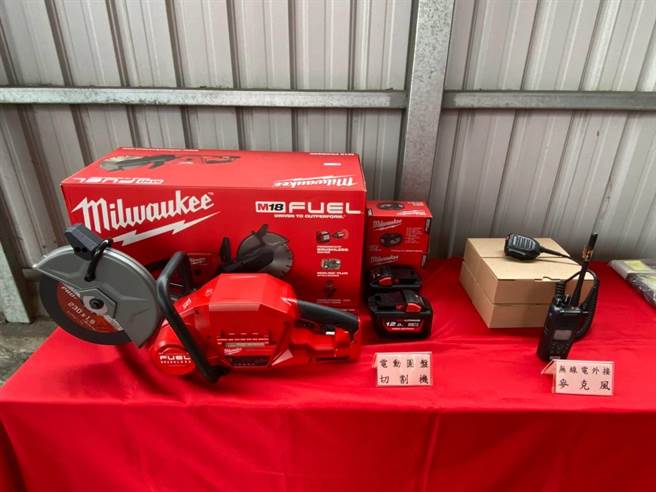 新款电动圆盘切割机具可立即启动、高转速、高电池容量比同类引擎式切割机轻巧。（台中市消防局提供）