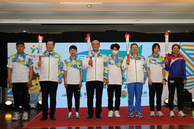 奥运射箭国手林佳恩（右1）将全中运圣火传递给年轻选手，期许后起之秀们能在112年全中运发挥实力。新竹县县长杨文科（右3）、教育部常务次长林腾蛟（左4）、教育部体育署署长郑世忠（左2）也到记者会现场给予鼓励。（体育署提供）