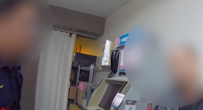 北市一名男子，28日凌晨搭乘计程车到吴兴街，因付不出300元车资向运将表示要到超商提款，不料男子竟在超商待了20分钟不出来，运将气得报警，警方获报后，男子还是不配合，甚至还出言辱警。（翻摄影片）