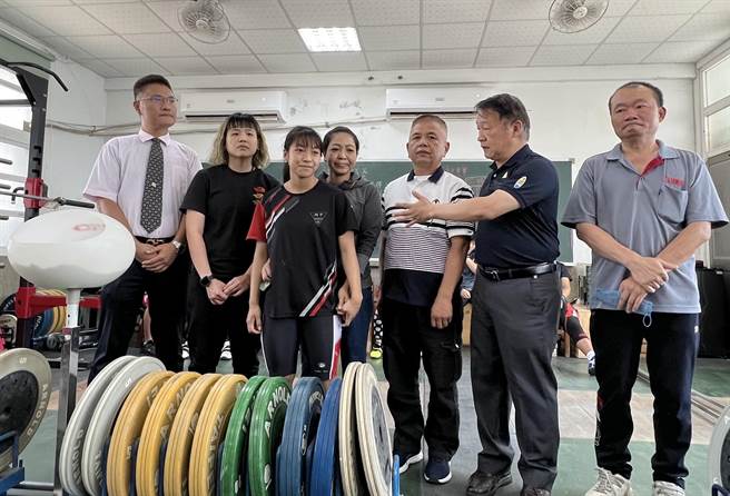 潘幸甄的妹妹潘美金（左三起）、与其母亲、父亲对潘幸甄在2023年世界青少年举重锦标赛举出金牌感到开心。（林瑞益摄）