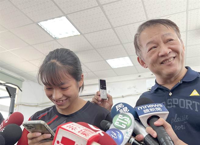 潘幸甄的妹妹潘美金（左）与路竹高中校长卢正川与潘幸甄用智慧型手机做视讯连线。（林瑞益摄）