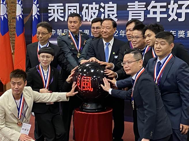 救国团主任葛永光今天颁奖给10位112年度「青年奖章」得主。（林志成摄）