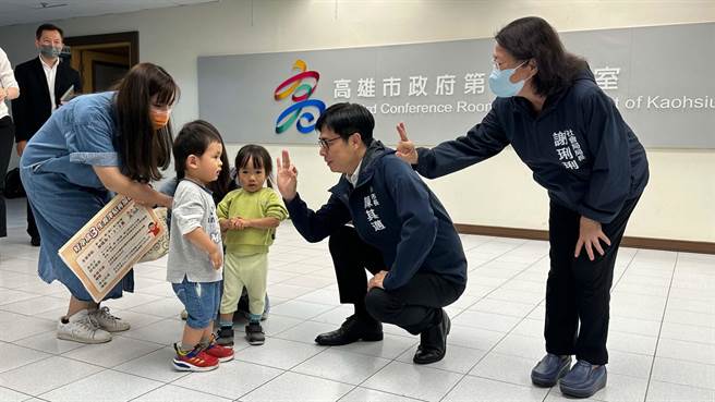 抢救高雄生育率，高雄市长陈其迈28日宣布，生育津贴从现行的223，变为333，也就是3胎各补助3万元，适用于4月1日出生的新生儿。（柯宗纬摄）