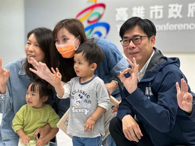 抢救高雄生育率，高雄市长陈其迈28日宣布，生育津贴从现行的223，变为333，也就是3胎各补助3万元，适用于4月1日出生的新生儿。（柯宗纬摄）