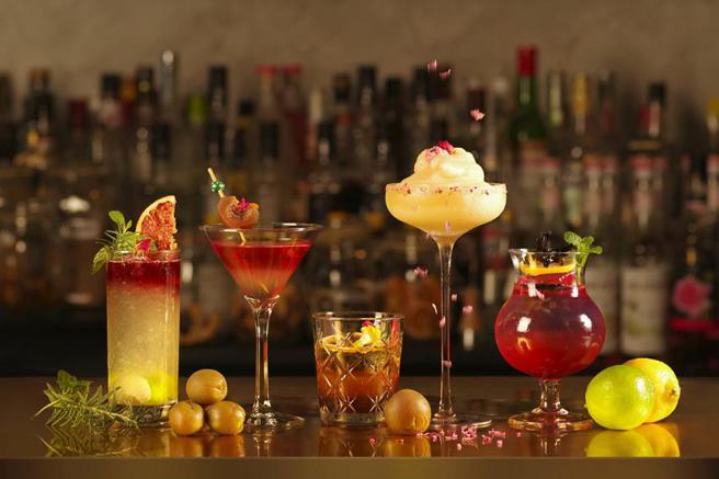（天成文旅 华山町餐酒馆推出「喝了梅」系列调酒，由左至右分别为「PINK!阳梅蝶」、「爱泥诗铁路」、「OAOA」、「踏雪寻梅」、「春梅乍现」。图／天成文旅华山町提供）