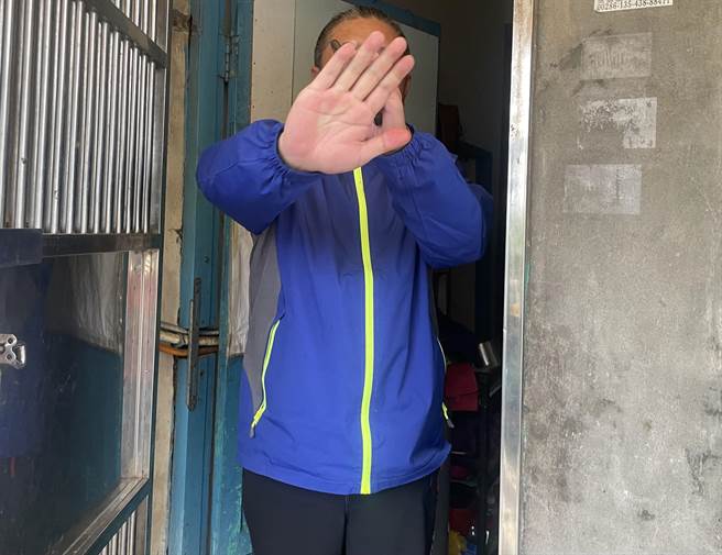 林姓猎人向大眾致歉，称农业局开3枪麻醉激怒狒狒才被下令开枪。（吕筱蝉摄）