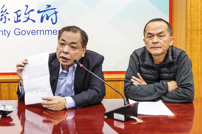 副县长陈见贤（左）已澄清府未委派林姓猎人，民进党指控县府派猎人枪杀狒狒，县府指是不实指控。（罗浚滨摄）