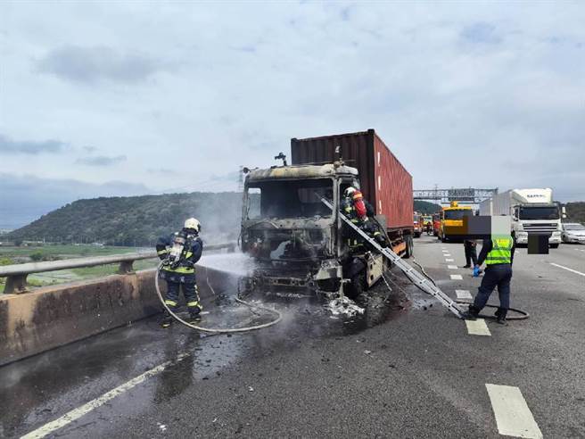 国道3号南向167.6公里大甲段，今天上午发生一起火烧货柜车，起火原因待进一步调查厘清。(警方提供)