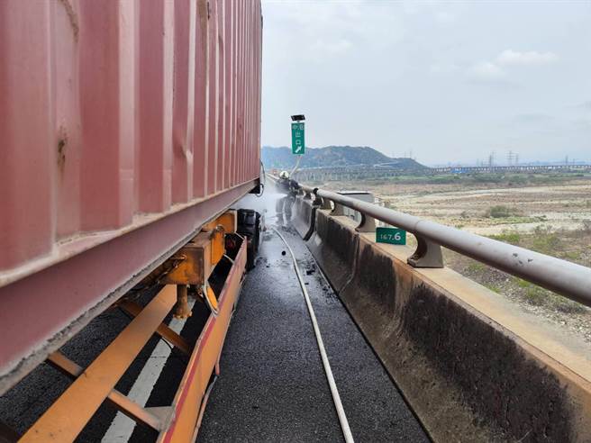 国道3号南向167.6公里大甲段，今天上午发生一起火烧货柜车，起火原因待进一步调查厘清。(警方提供)