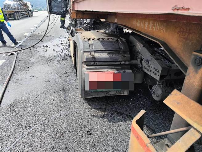 国道3号南向167.6公里大甲段，今天上午发生一起火烧货柜车，起火原因待进一步调查厘清。(警方提供)