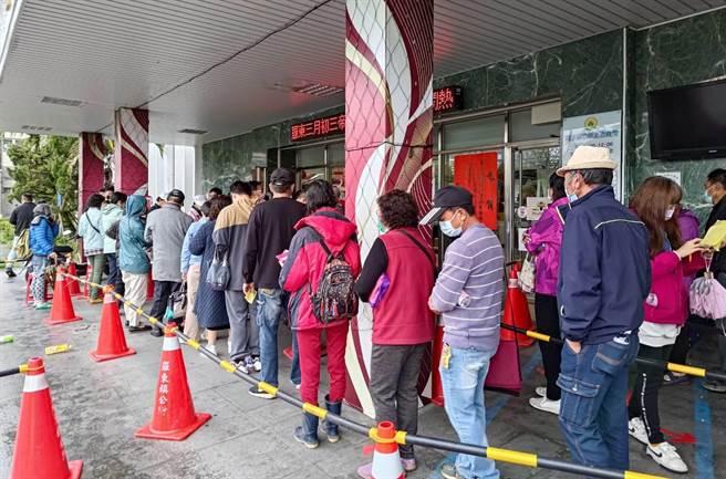 宜蘭縣特有傳統節慶羅東「三月初三呷拜拜」活動，今（28日）上午8時於羅東鎮公所開放訂桌，限量300桌不到80分鐘即被訂完。（羅東鎮公所提供／吳佩蓉宜蘭傳真）