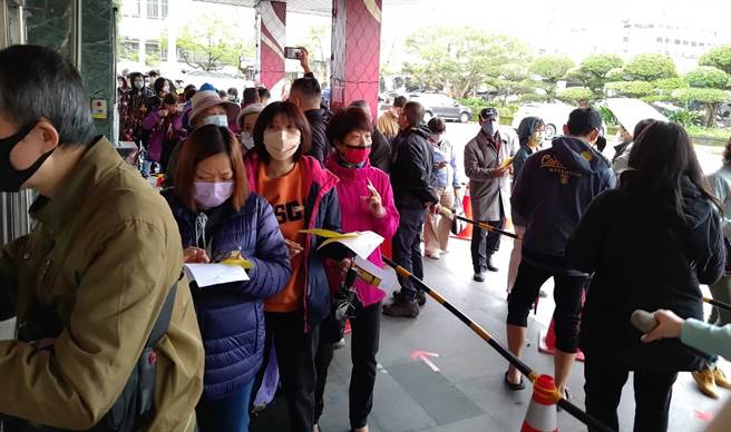 羅東鎮公所前滿滿的排隊人潮。（羅東鎮公所提供／吳佩蓉宜蘭傳真）