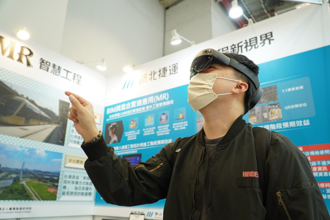 民眾体验MR混合实境。(图/新北市政府捷运局提供)
