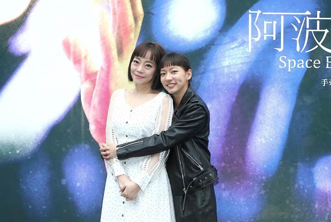 范瑞君（左）与陈妤在《阿波罗男孩》饰演母女。（公视台语台提供）