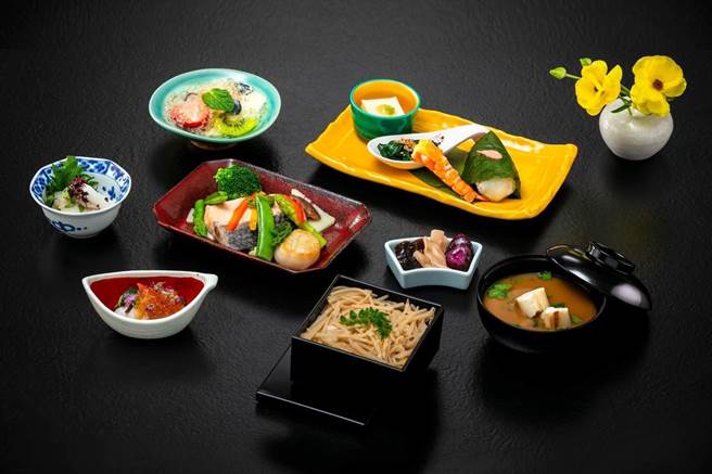 米其林三星餐厅主厨中村 元计所设计的四月份限定主菜「酒蒸春鲑鲜贝 温野菜」，以温野菜慢火烹调的概念，带出食物的原味与鲜脆，搭配百年独门配方的味噌汤，用美馔诠释春天。（长荣提供）