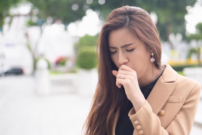 不少人有长期呼吸道疾病，容易出现呼吸困难症状，中医分享按压2穴道能缓解。(示意图/达志影像)