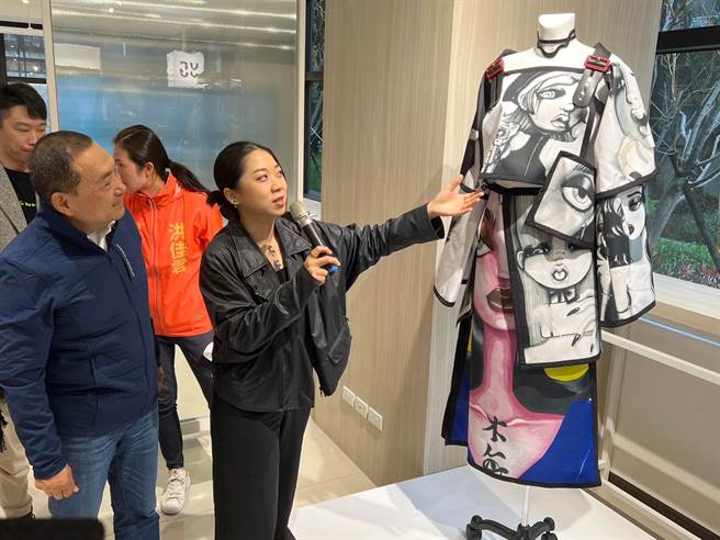 《青春路上》参展的服装创作国手林盈孜导览创作理念。（王扬杰摄）