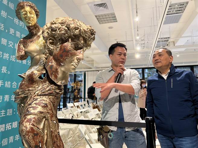 《青春路上》参展的漆作装潢国手吴将导览创作理念。（王扬杰摄）