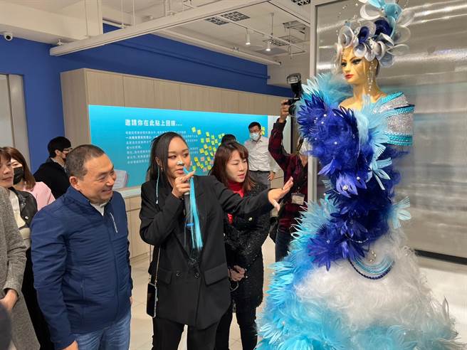 《青春路上》参展的美髮国手杨薀蒂导览创作理念。（王扬杰摄）