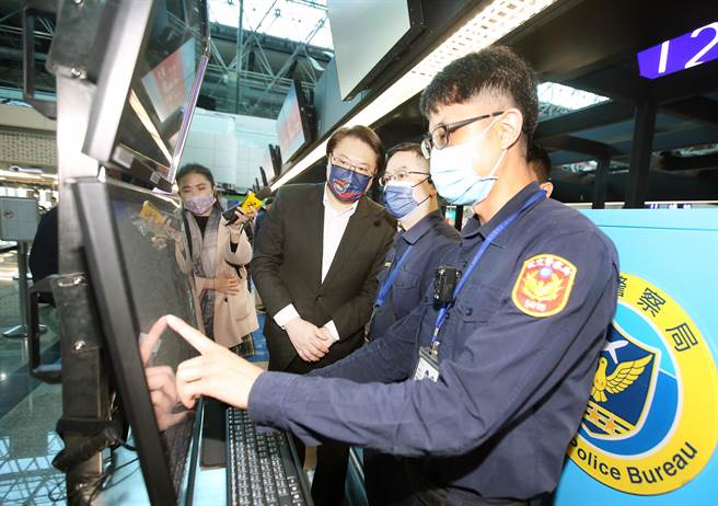 林右昌（右三）前往桃机视察安检及查验勤务。（范扬光摄）