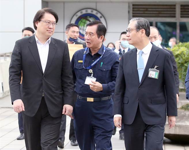 林右昌（左起）在航警局长邱文亮及移民署长钟景琨陪同下视察桃园机场。（范扬光摄）