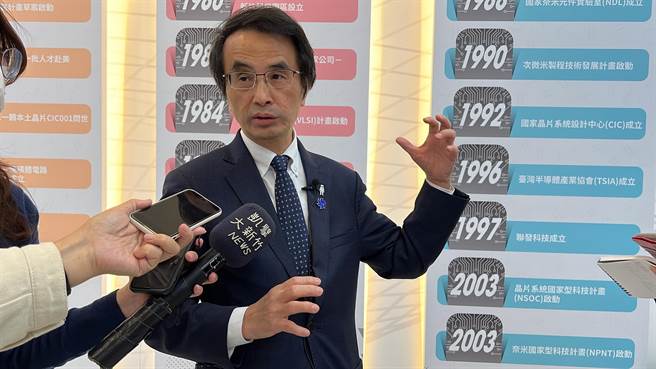 TASA国家太空中心主任吴宗信说，TASA这3年将徵才300人，最近招聘情形比以往好很多，收到的履歷比以前多了快10倍。（王惠慧摄）