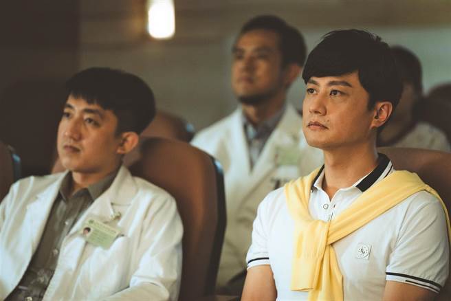 前男团偶像「B.A.D」的Danny (右)暌违18年再度参与电视剧《和平归来》演出。（公视提供）