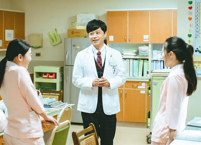 前男团偶像「B.A.D」的Danny (中)暌违18年再度参与电视剧《和平归来》演出。（公视提供）