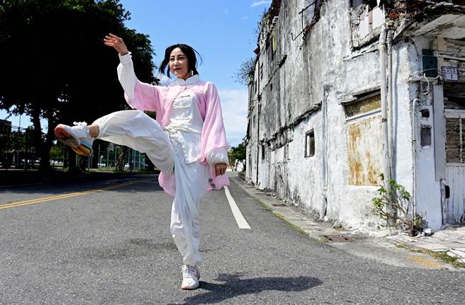 身怀少林武功及陈氏太极拳法的黄琬婷，举手投足间散发着仙气。（庄哲权摄）