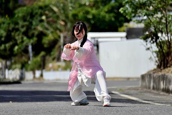 身怀少林武功及陈氏太极拳法的黄琬婷，举手投足间散发着仙气。（庄哲权摄）