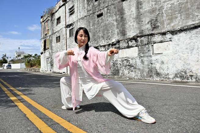 身怀少林武功及陈氏太极拳法的黄琬婷，举手投足间散发着仙气。（庄哲权摄）