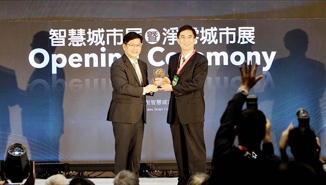 今嘉义市警察局局长陈炯旭（右）代表北上领取2023智慧城市创新应用奖优胜奖。（嘉义市政府提供∕吕妍庭嘉义传真）