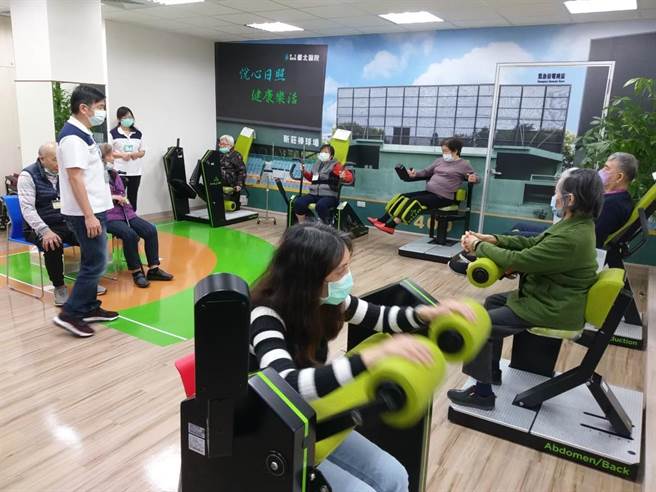 台北醫院「悅心失智日照中心」創造獨特環境，將新莊棒球場搬進中心，打造失智長者運動場館。（台北醫院提供）