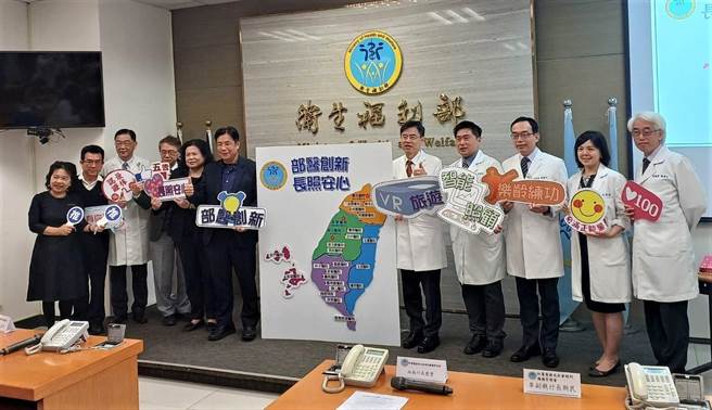 衛生福利部今天舉辦「部醫用心 長照安心」記者會，邀請部立台北醫院、苗栗醫院、彰化醫院分享日照成果。（王家瑜攝）