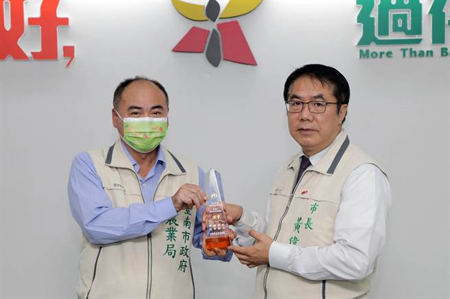 台南市長黃偉哲(右)表示，近日狒狒處理問題餘波盪漾，足見動物保護是非常需要細心處理。(台南市政府提供／曹婷婷台南傳真)