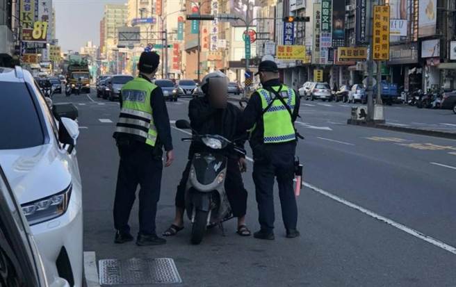 台中第一警分局执行「行人正义大执法」专案，2周取缔「车辆不停让行人」违规近千件。（警方提供／陈淑芬台中传真）